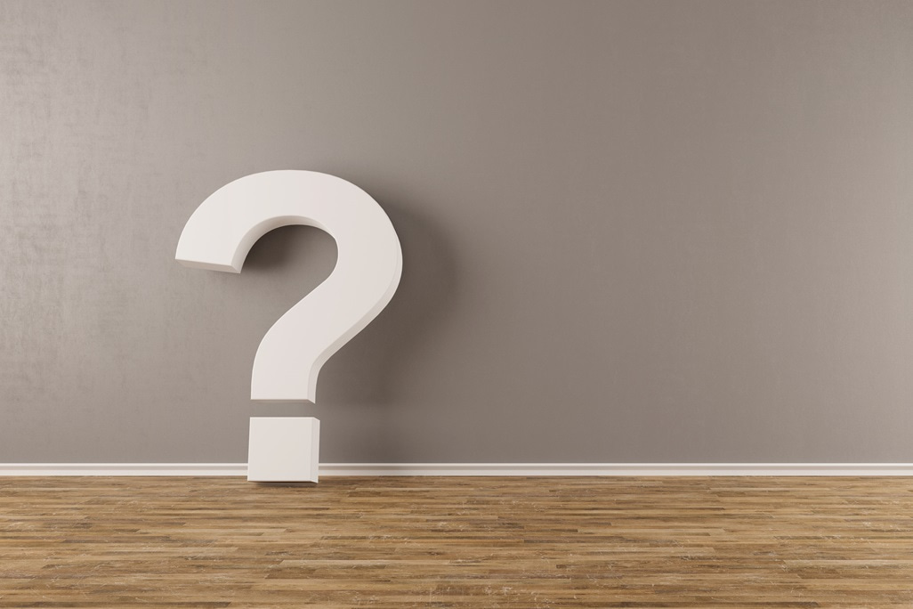 FAQ Fragezeichen lehnt an Wand