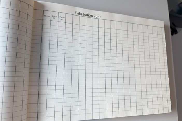 Ein altes Laborjournal für Protokolle.