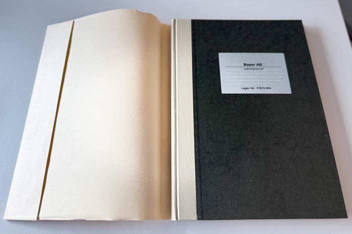 Ein altes Laborjournal für Protokolle.