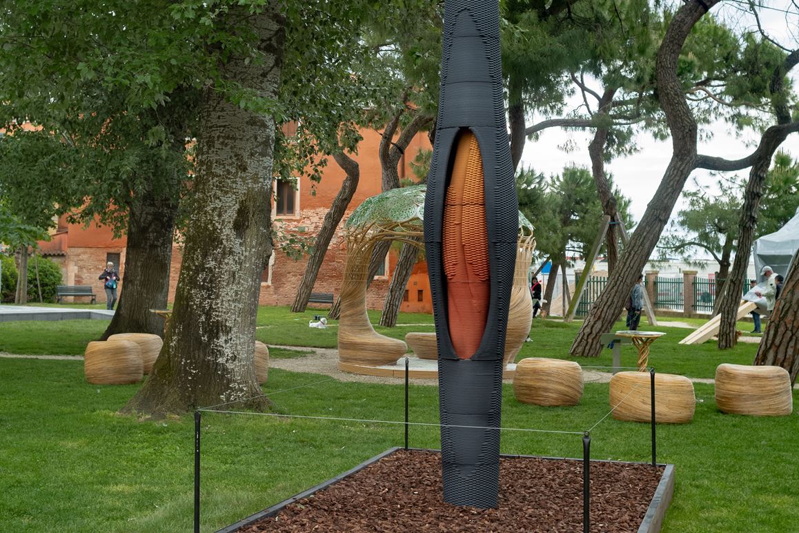 3D column colored with Bayferrox pigments. Exhibited at the Biennale 2025