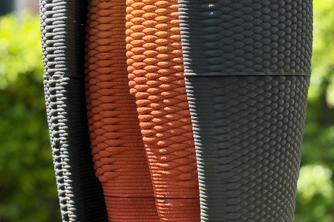 3D Säule eingefärbt mit Bayferrox Pigmenten. Ausgestellt auf der Biennale 2025