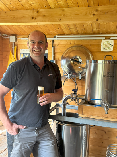 Michael Dahmen beim Bier brauen.