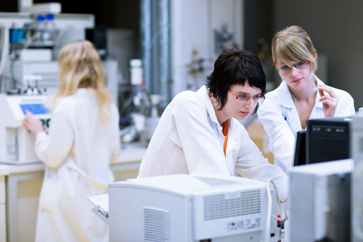 zwei Chemiestudentinnen, die in einem Chemielabor forschen.