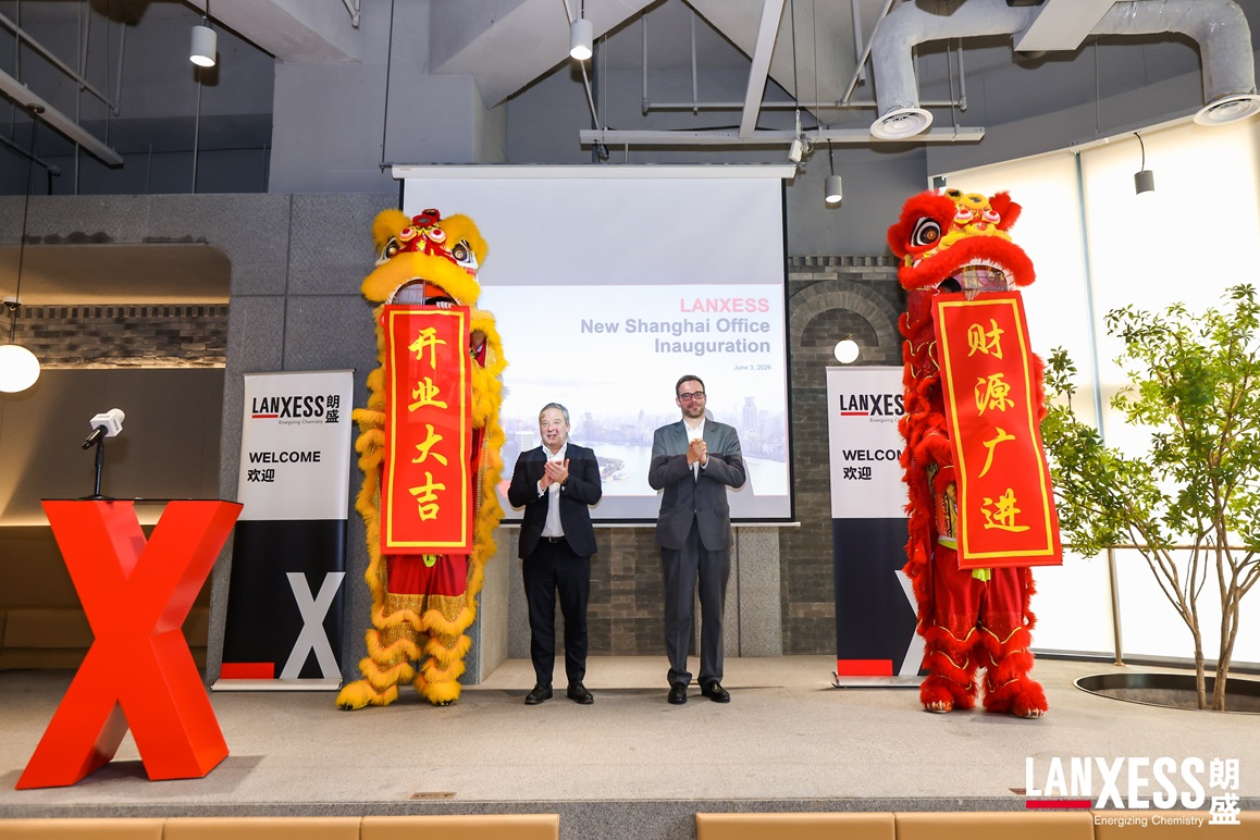 Matthias Zachert, CEO of LANXESS, and Michael Rockel, CEO of LANXESS Greater China, stood on the stage and took photos with two lion dance performers during the ribbon-cutting ceremony for the new office.