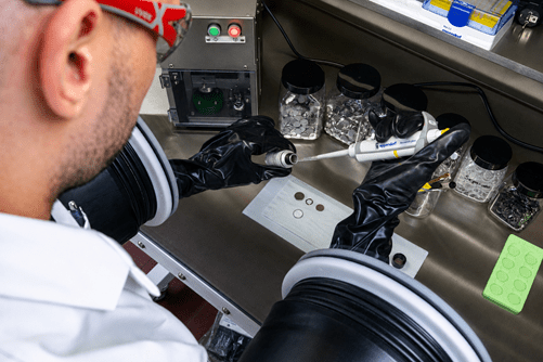 Im Batterielabor prüft LANXESS den Einfluss von Eisenoxid- und Eisenphosphat-Qualitäten in LFP-Materialien direkt in Batteriezellen und schafft so eine fundierte Basis für die Bewertung ihrer Leistungsfähigkeit.